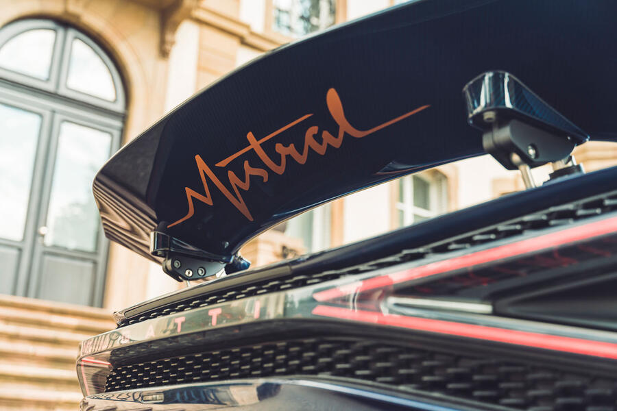 بررسی Bugatti Mistral 2025 - نمای موتور