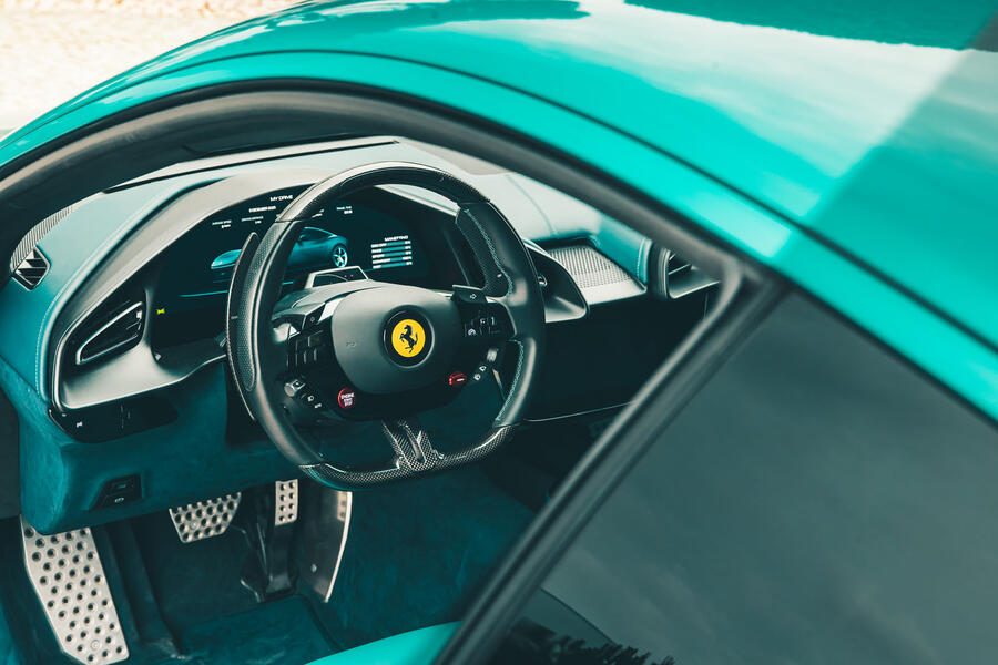 نمای نزدیک غربیلک فرمان و دکمه‌های فیزیکی فراری آمالفی 2025