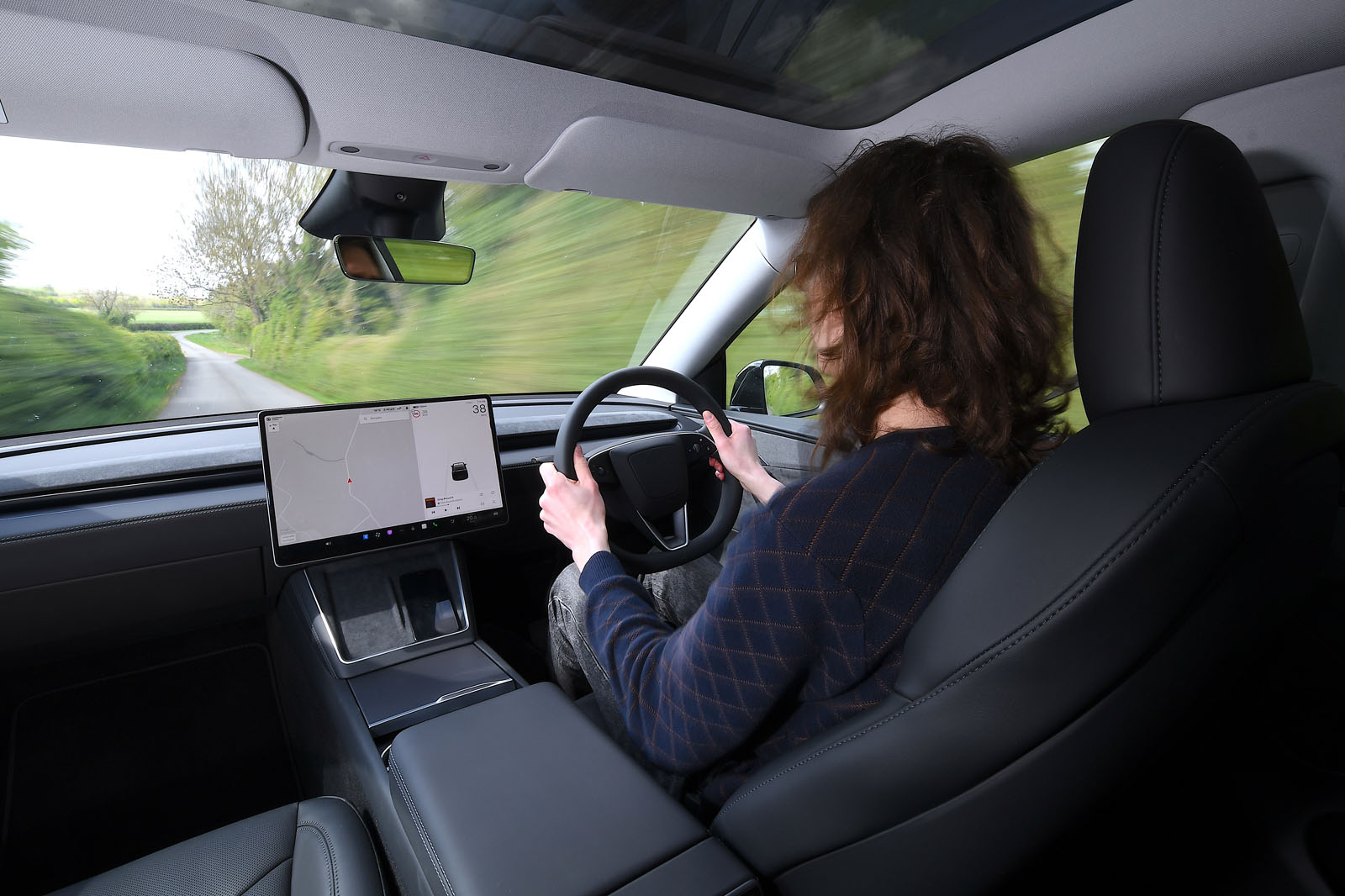 داخلی رانندگی تسلا مدل Y 2025