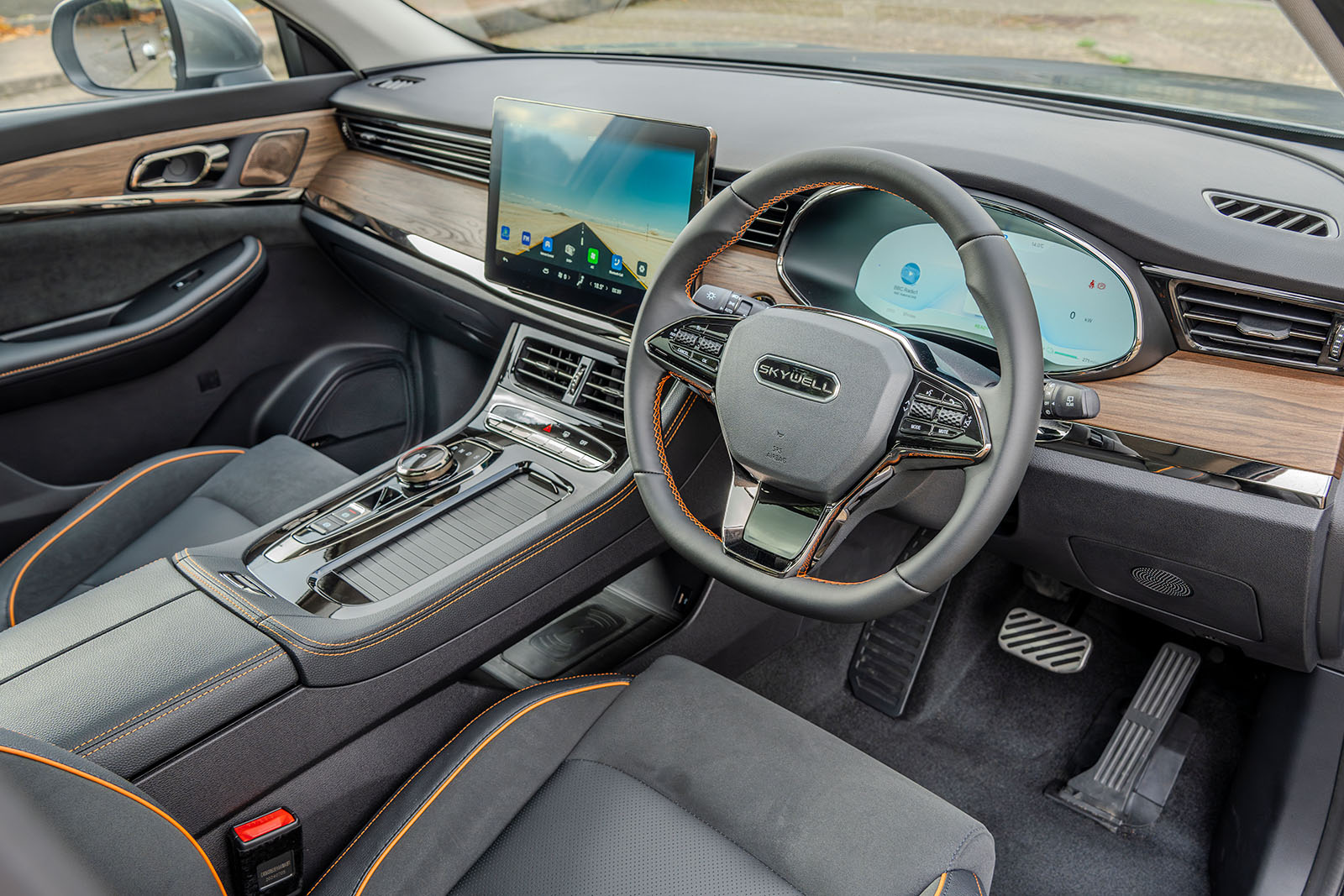 داخل کابین اسکای‌ول BE11