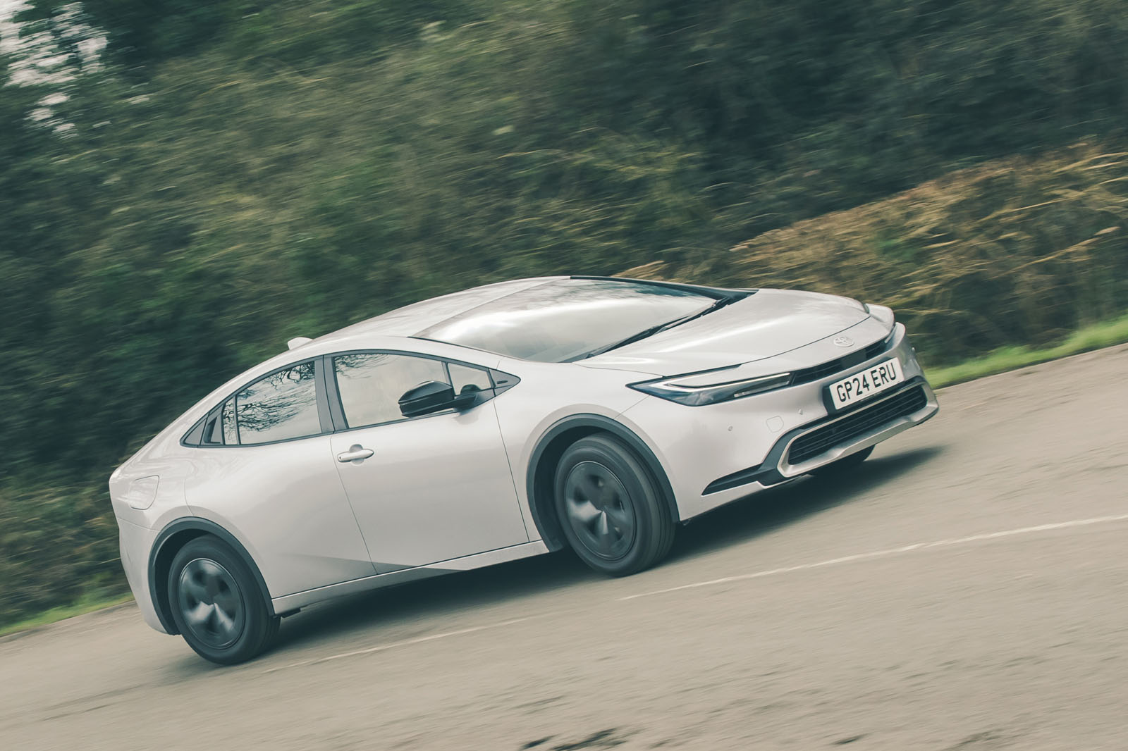 نمای جلو تویوتا پریوس در حال پیچیدن