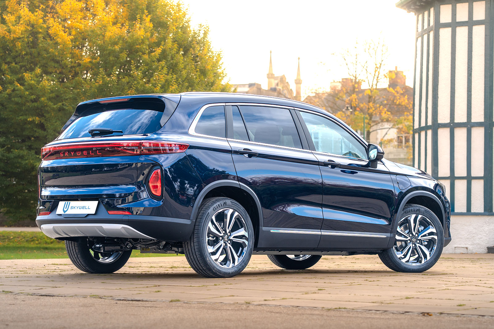 نمای سه چهارم عقب استاتیک اسکای‌ول BE11