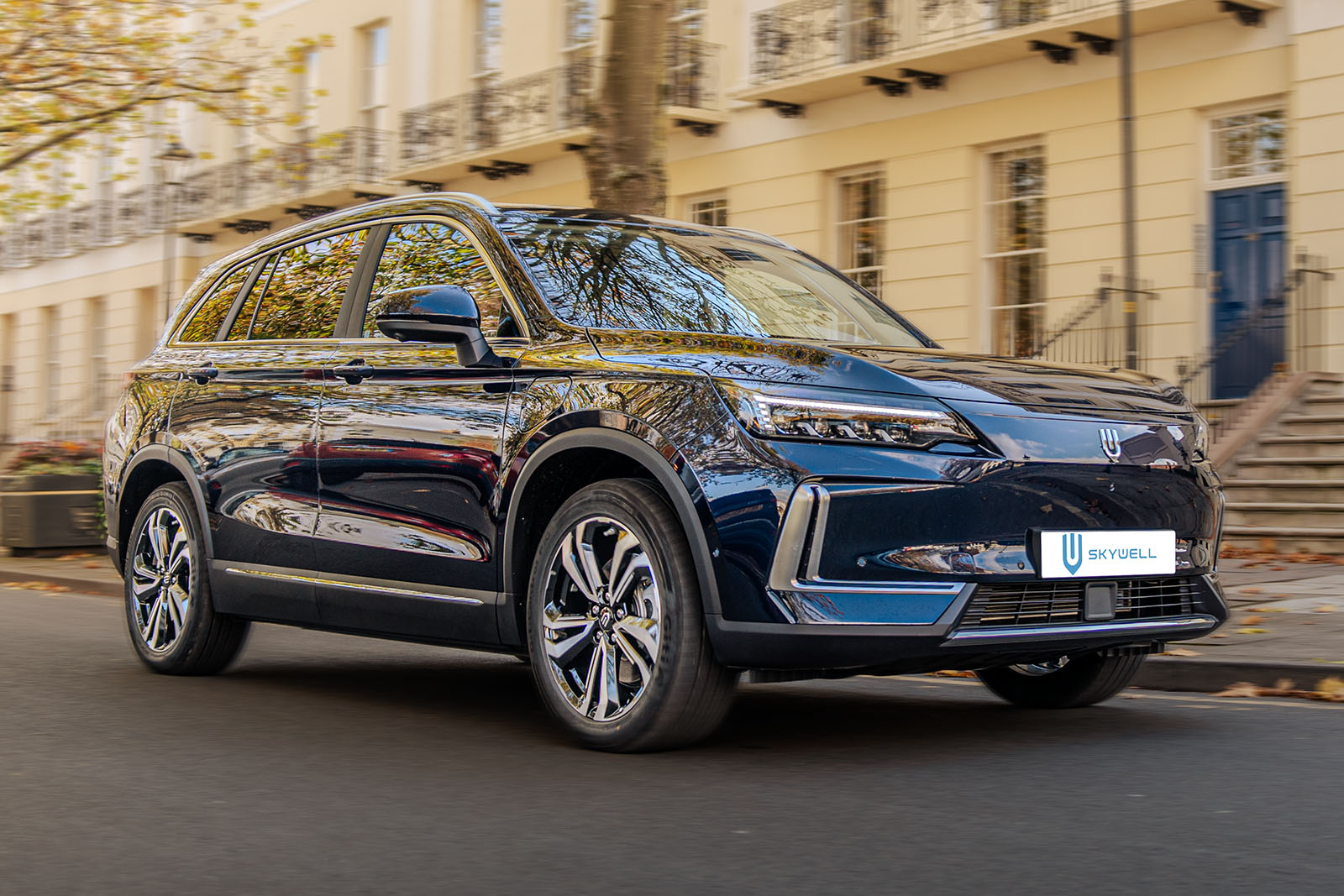 نمای سه چهارم جلو اسکای‌ول BE11 در حال حرکت