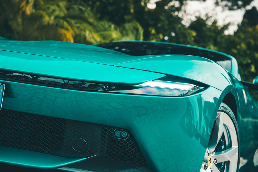 نمای داخلی و کنترل‌های مرکزی فراری آمالفی 2025