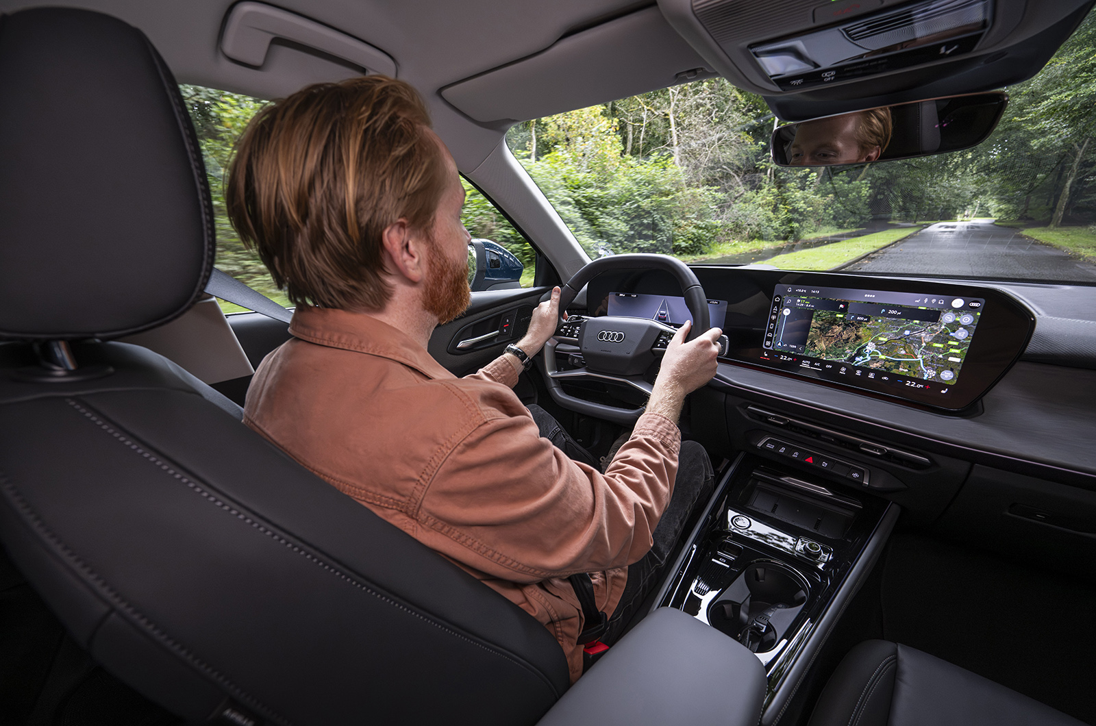 کابین داخلی آئودی کیو 3 با صفحه نمایش بزرگ و فرمان اسپرت