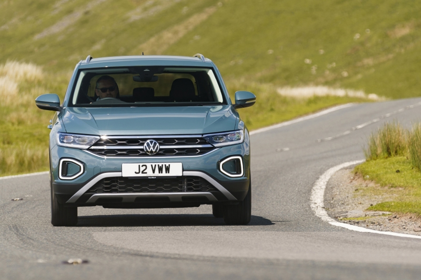 فولکس واگن تی راک در حال رانندگی از جلو