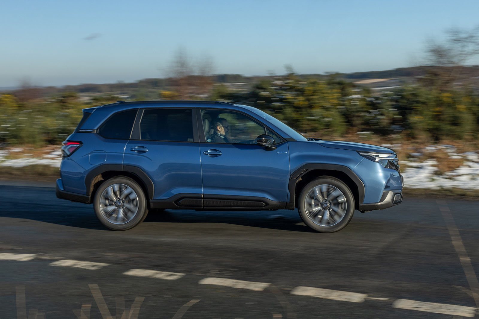 سوبارو فارستر در حال پیچیدن از کنار