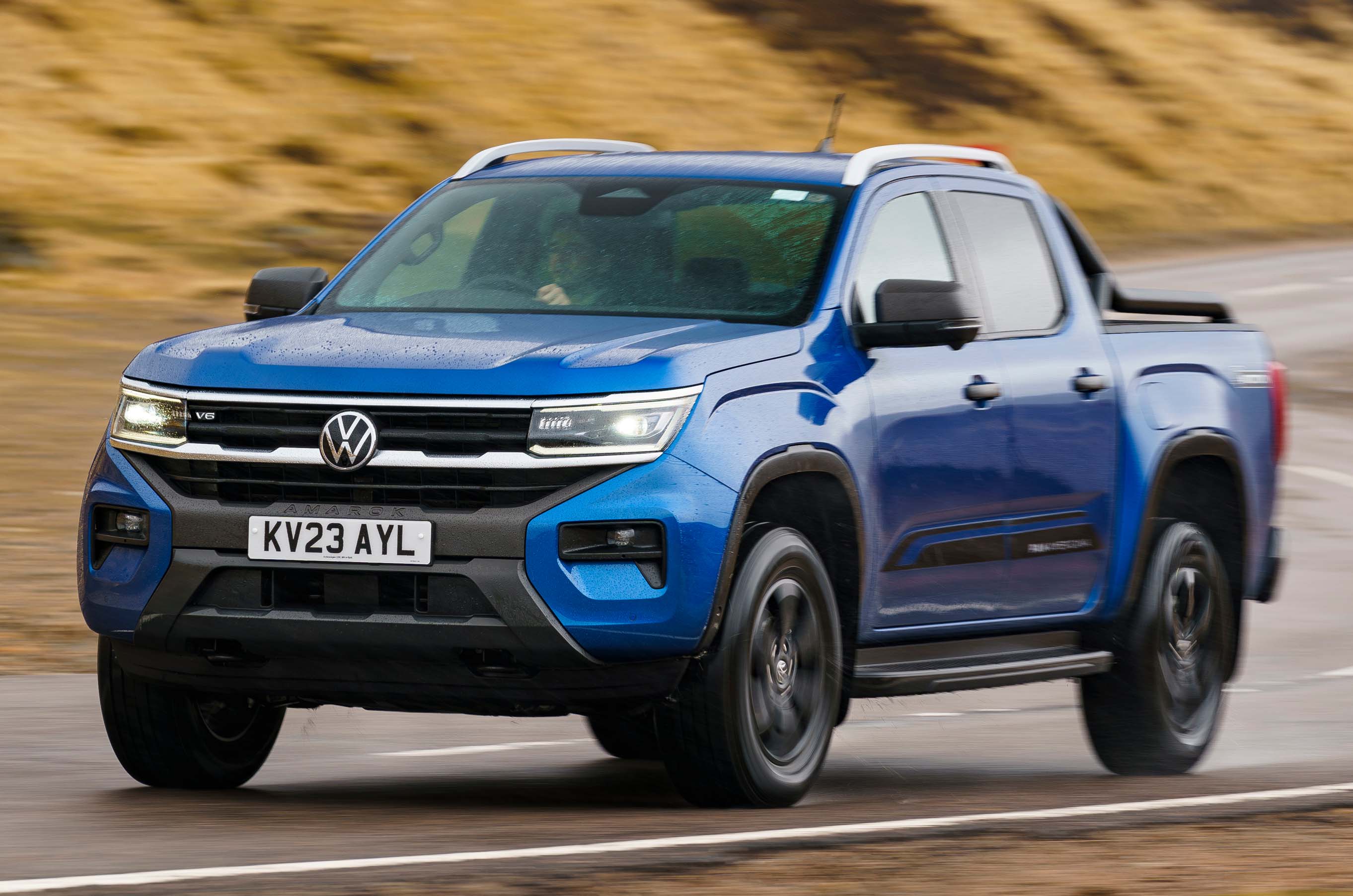 فولکس واگن آماروک در حال رانندگی در جاده