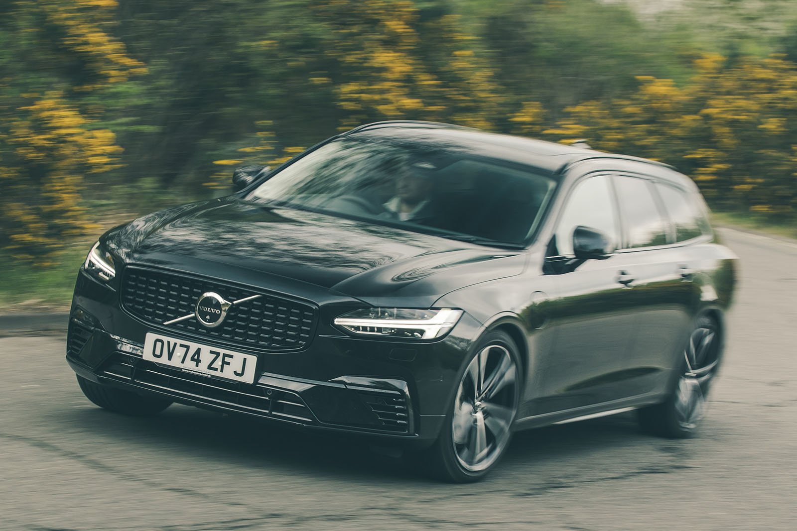 ولوو V90 در حال پیچیدن