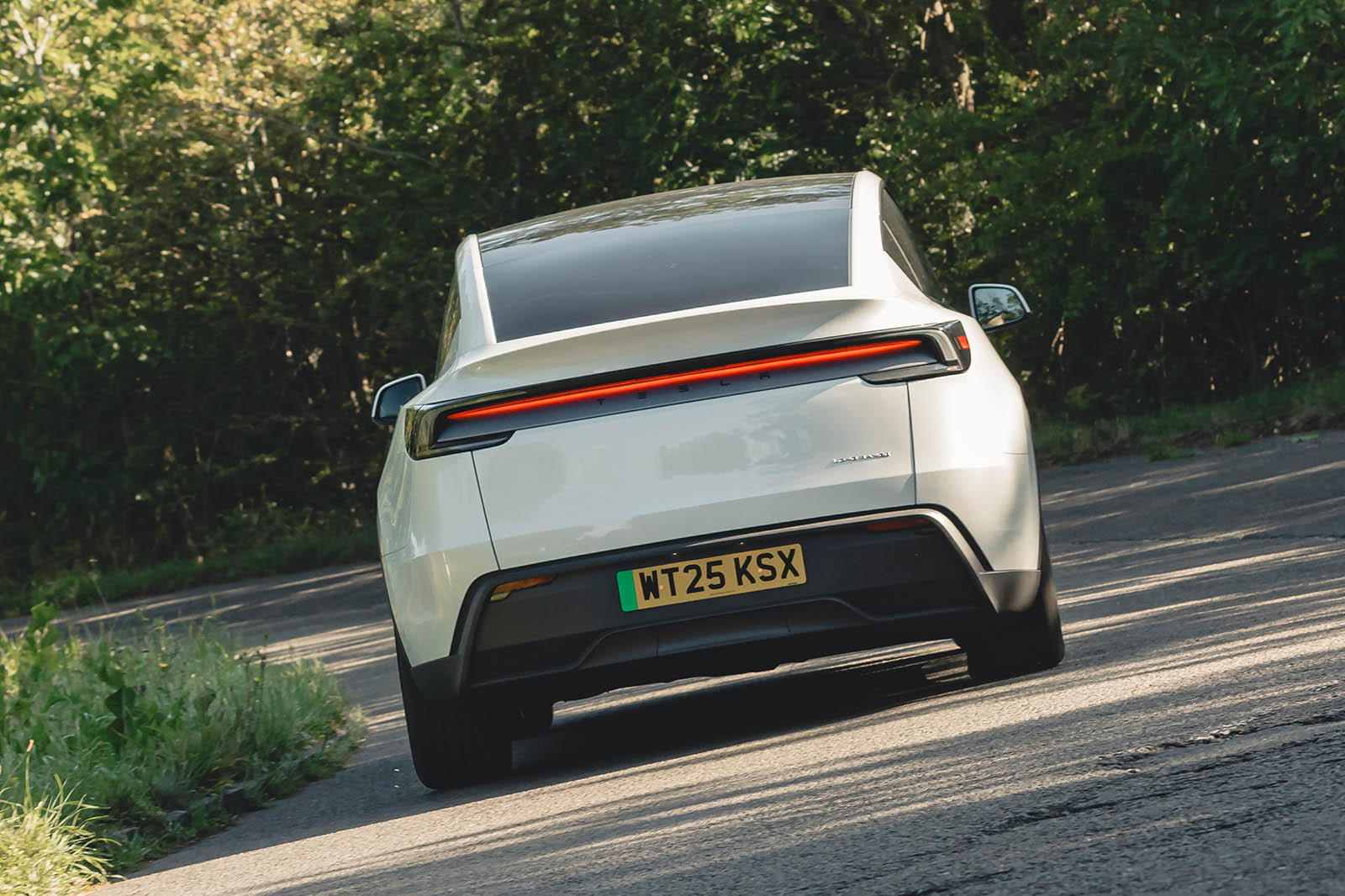 تسلا مدل Y 2025 در حال پیچیدن از عقب