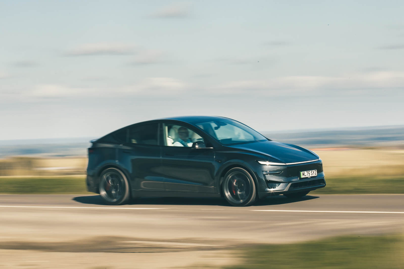 تسلا مدل Y پرفورمنس در حال شتاب‌گیری