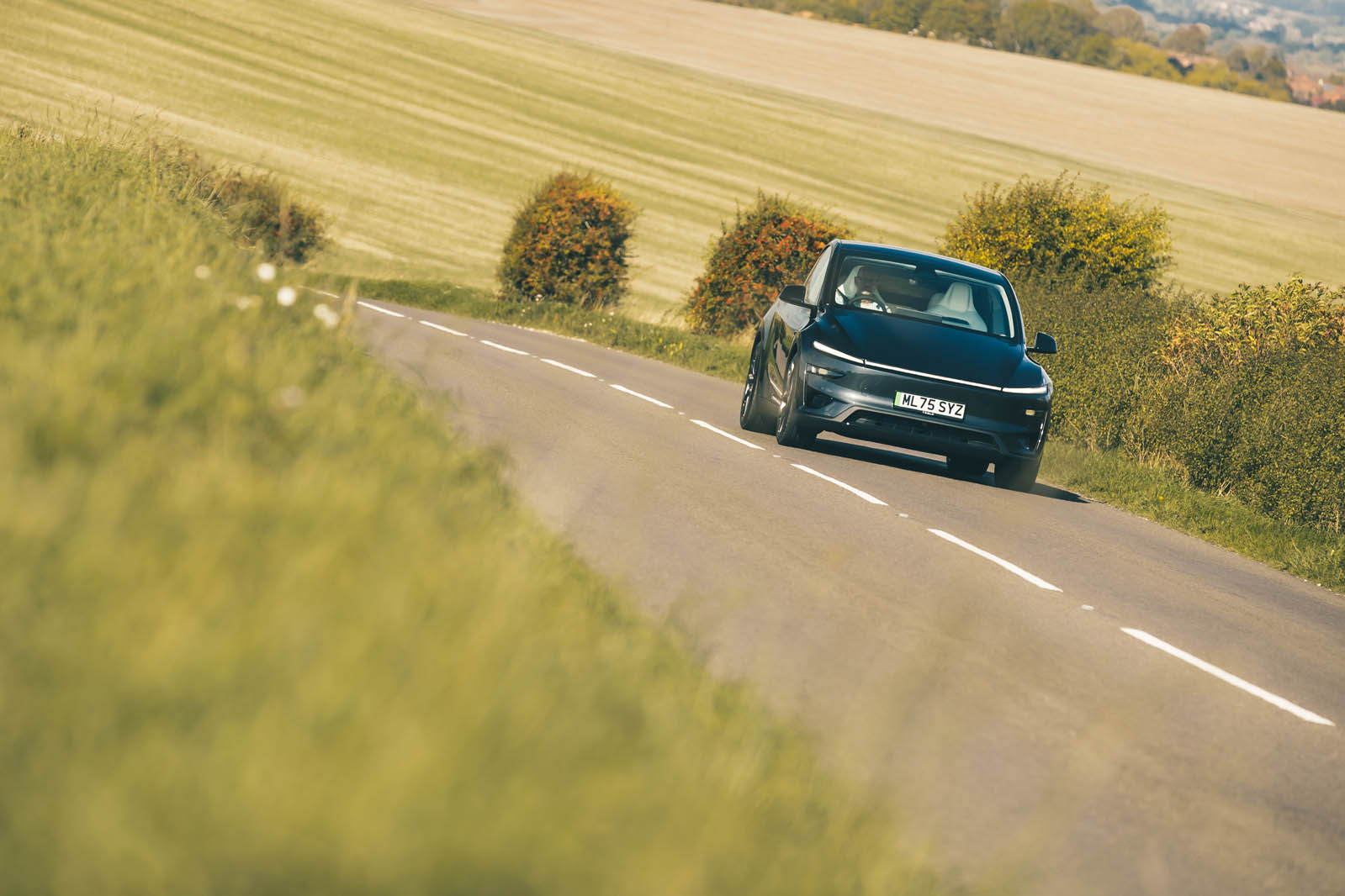 تسلا مدل Y پرفورمنس در جاده شهری
