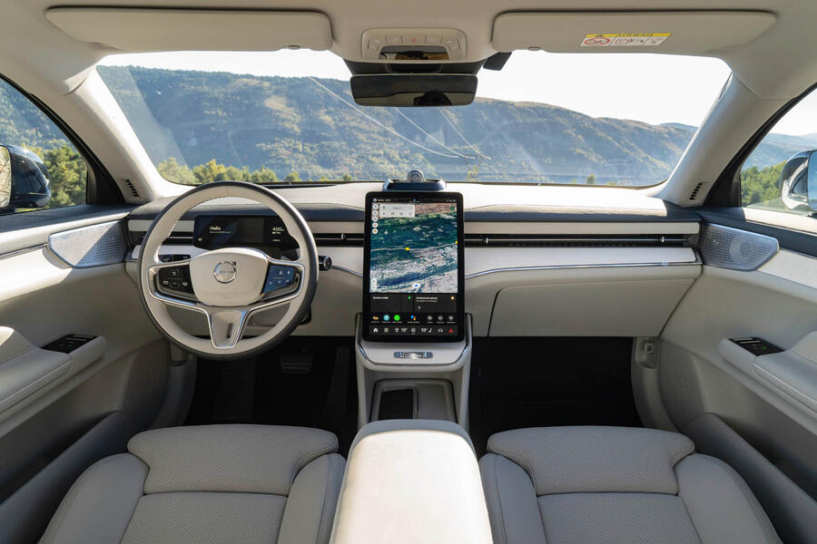 نمای نزدیک نمایشگر مرکزی و کنترل‌های لمسی ولوو ES90