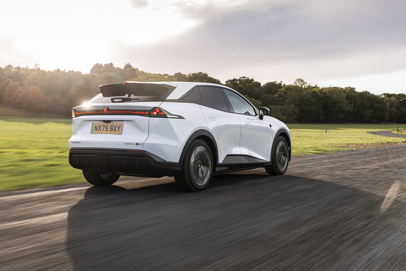 چانگان دیپال اس 07 در جاده با نمای جانبی