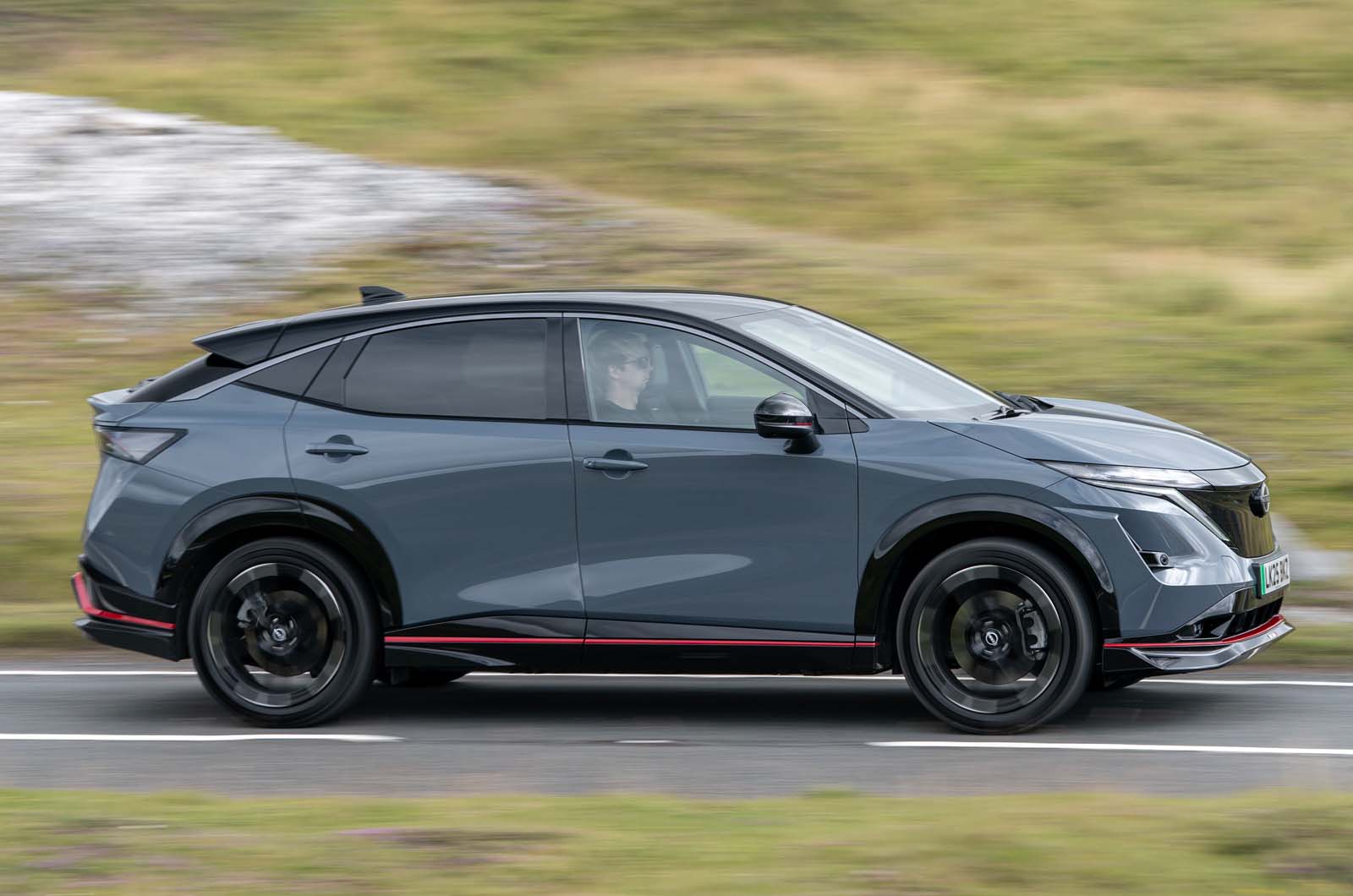 نمای جانبی نیسان آریا نیسمو با تزئینات قرمز و اسپویلر عقب