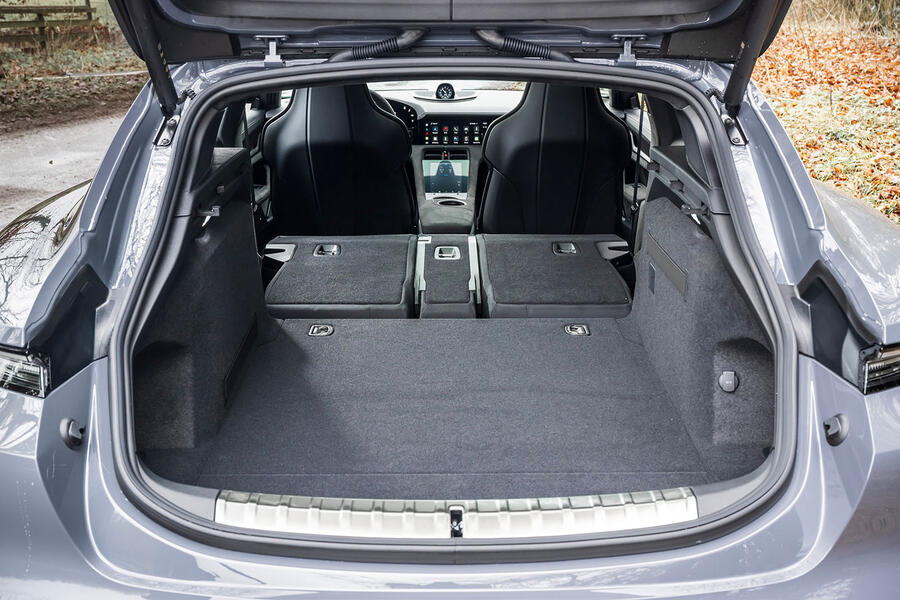 نمای داخلی پورشه تایکان اسپرت توریزمو