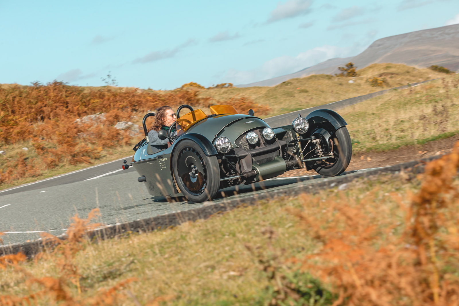 نمای نیم‌رخ جلو مورگان سوپر 3 در حال حرکت