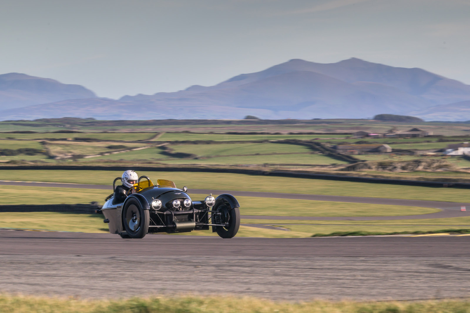 نمای نیم‌رخ جلو مورگان سوپر 3 مدل 2025