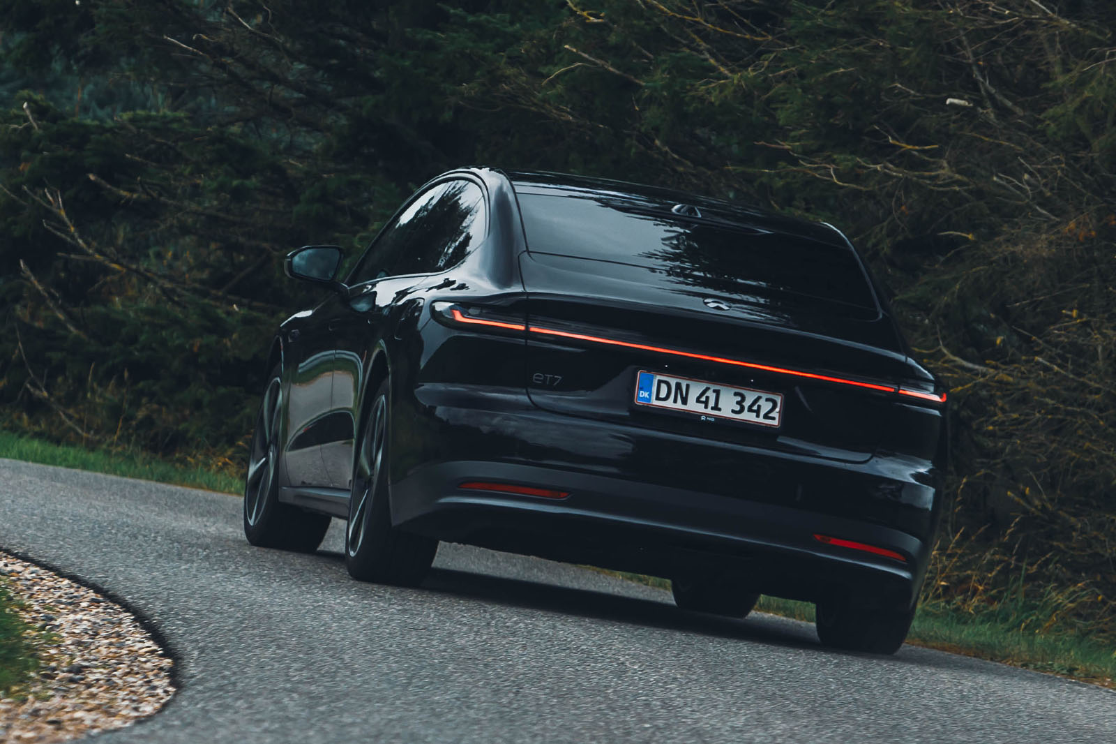 نیو ET7 در حال دور زدن از عقب - نمای عقب با نورپردازی LED