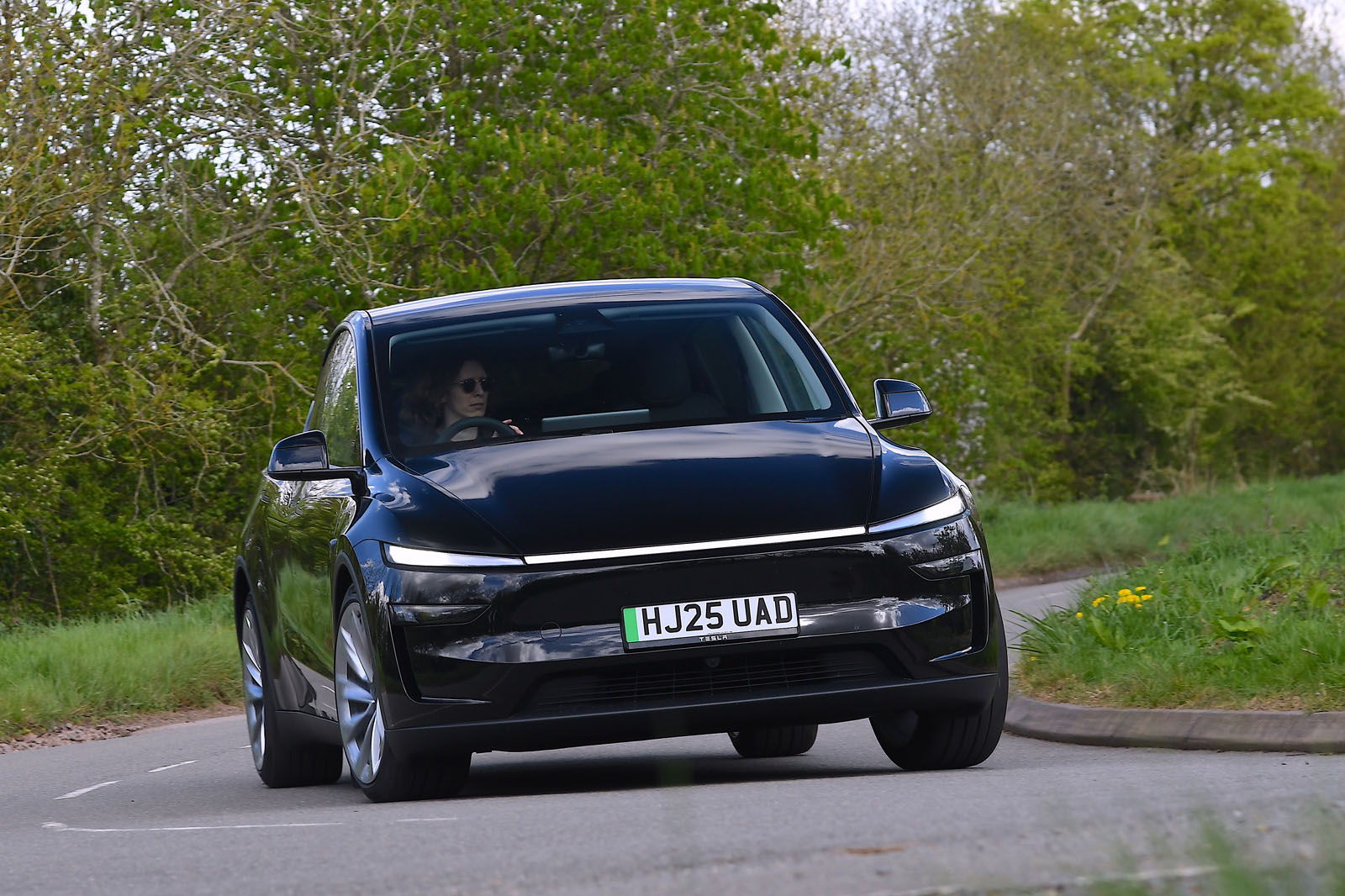 نمای جلو و عملکرد تسلا مدل Y 2025