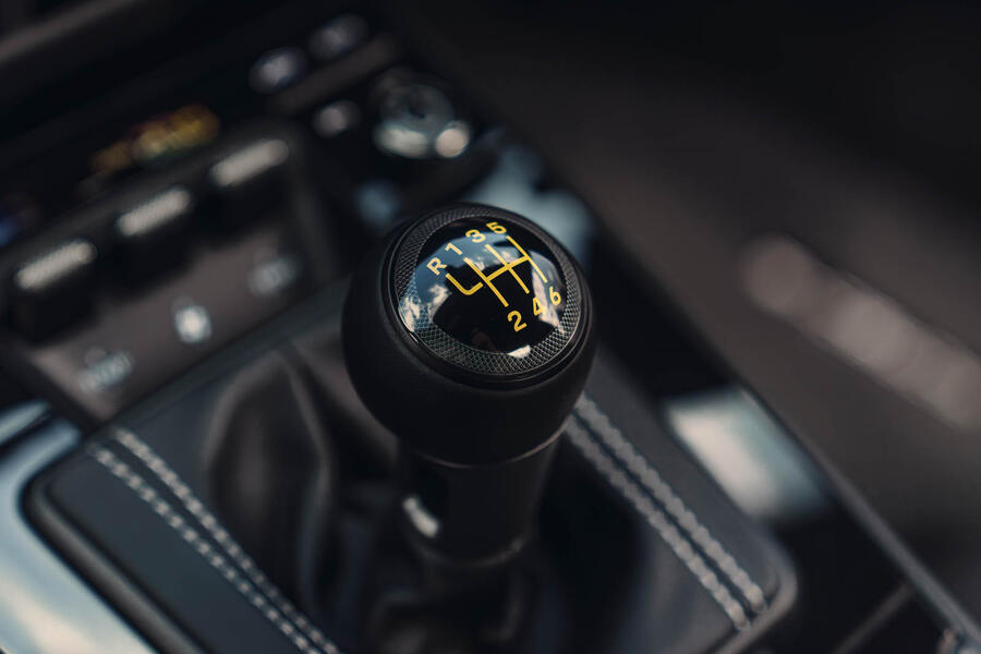 صندلی های کربنی و فضای داخلی پورشه 911 جی تی 3 تورینگ