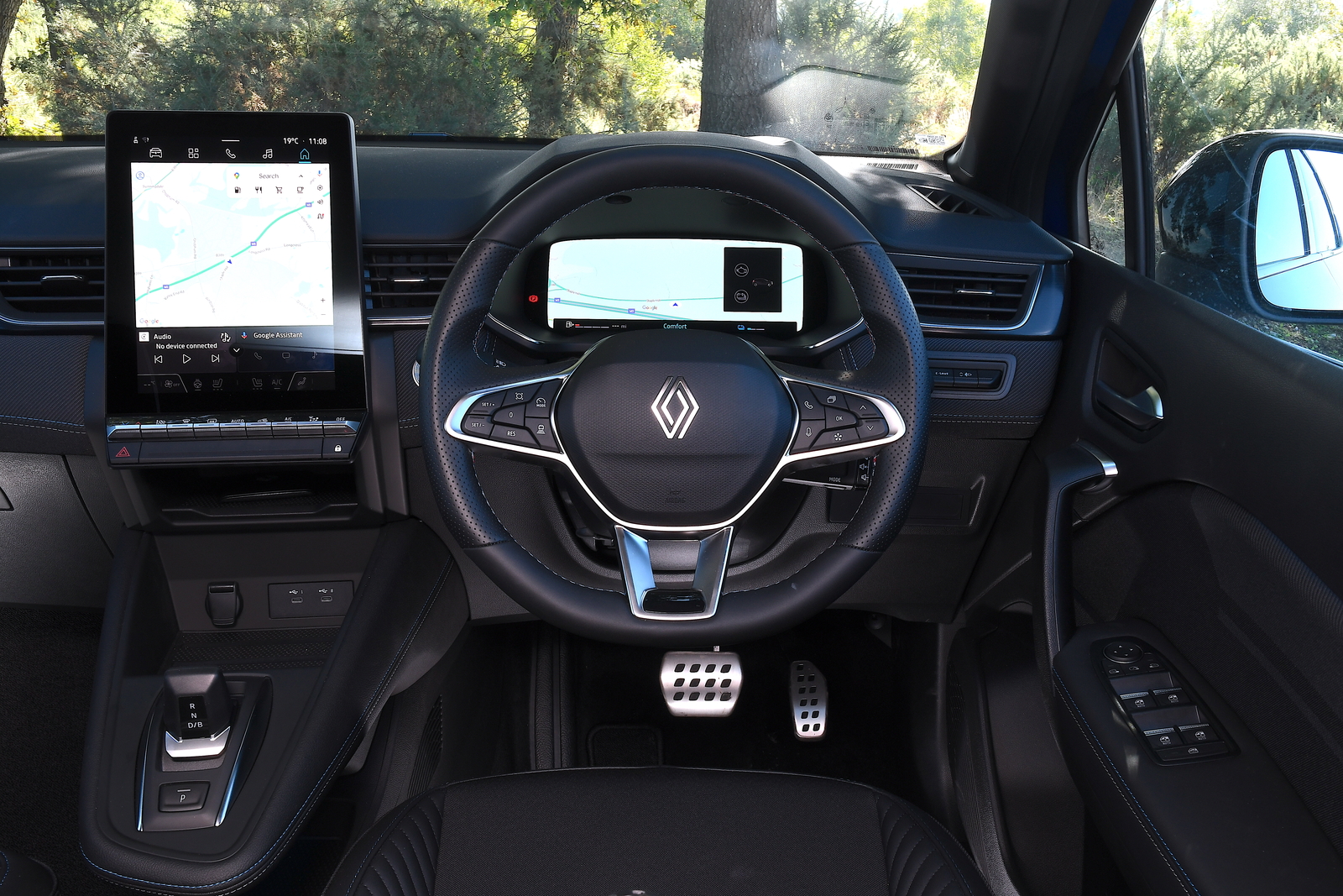 داخل کابین رنو کپچر هیبریدی 2025