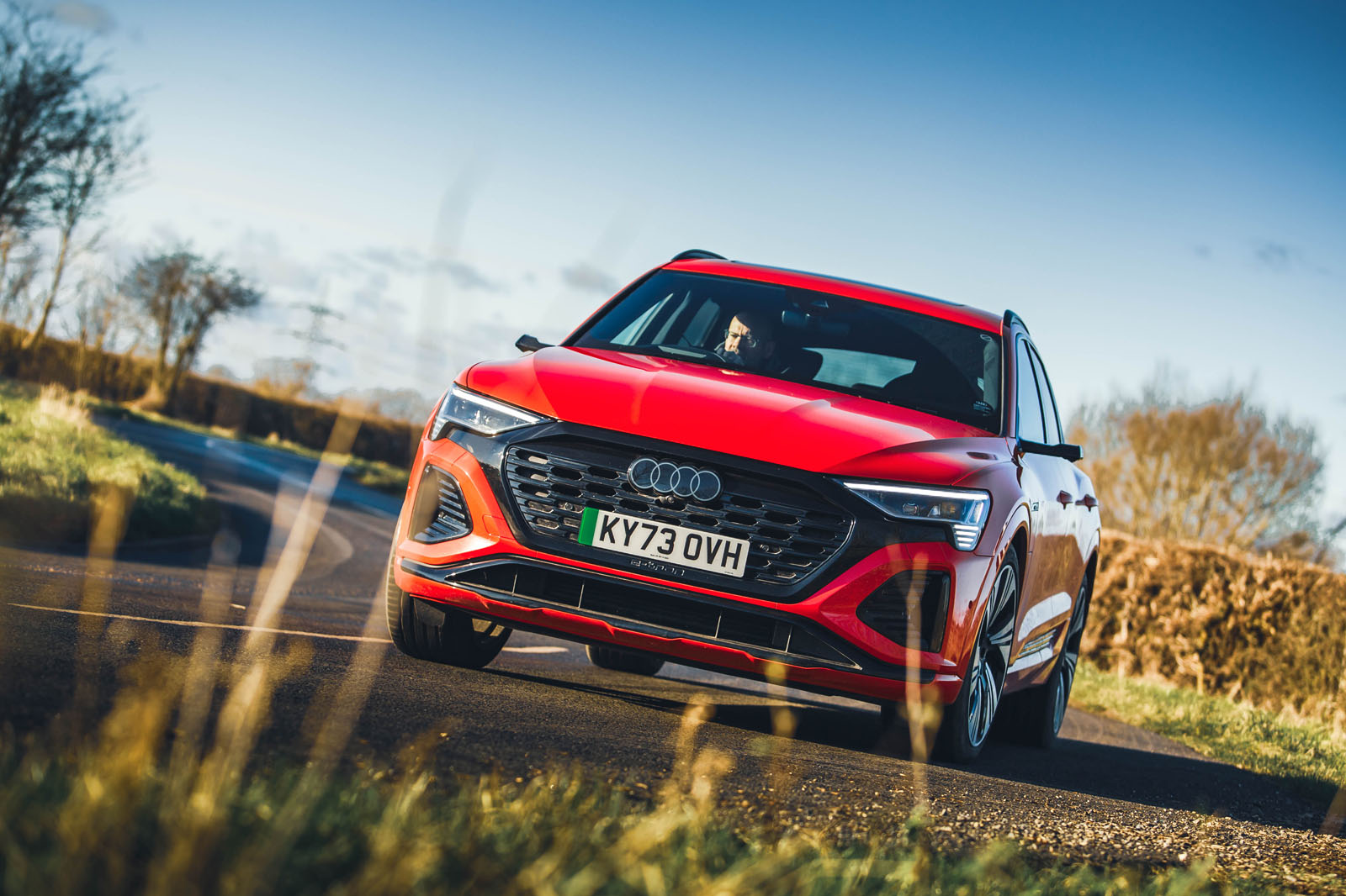 آئودی SQ8 e-tron در پیچ جاده