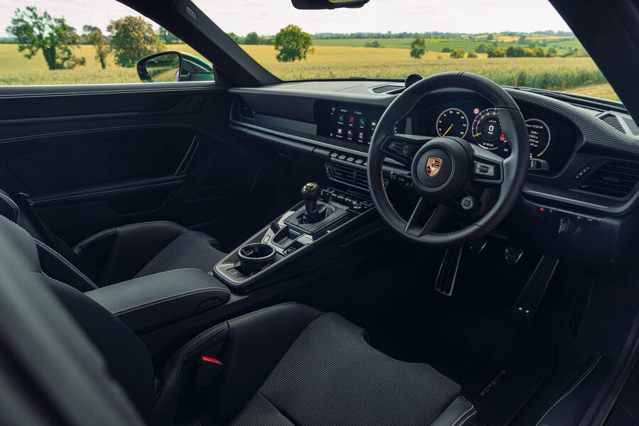 جزئیات کنسول مرکزی و دسته دنده در پورشه 911 جی تی 3