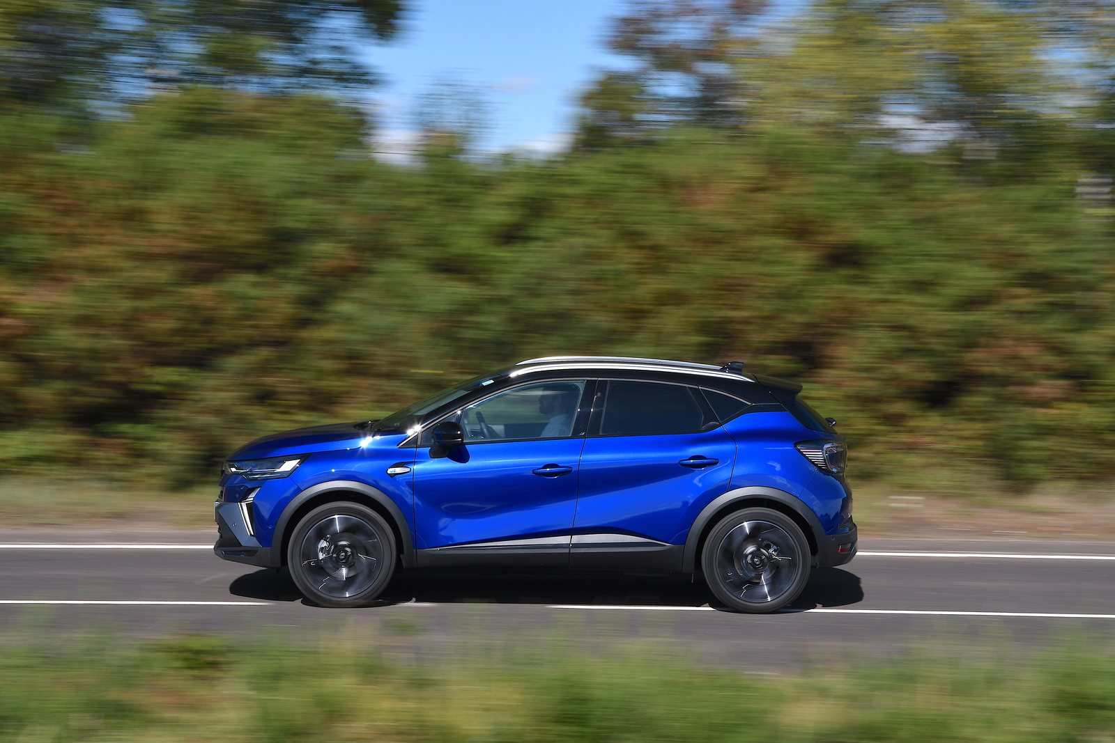 نمای جلو رنو کپچر هیبریدی 2025