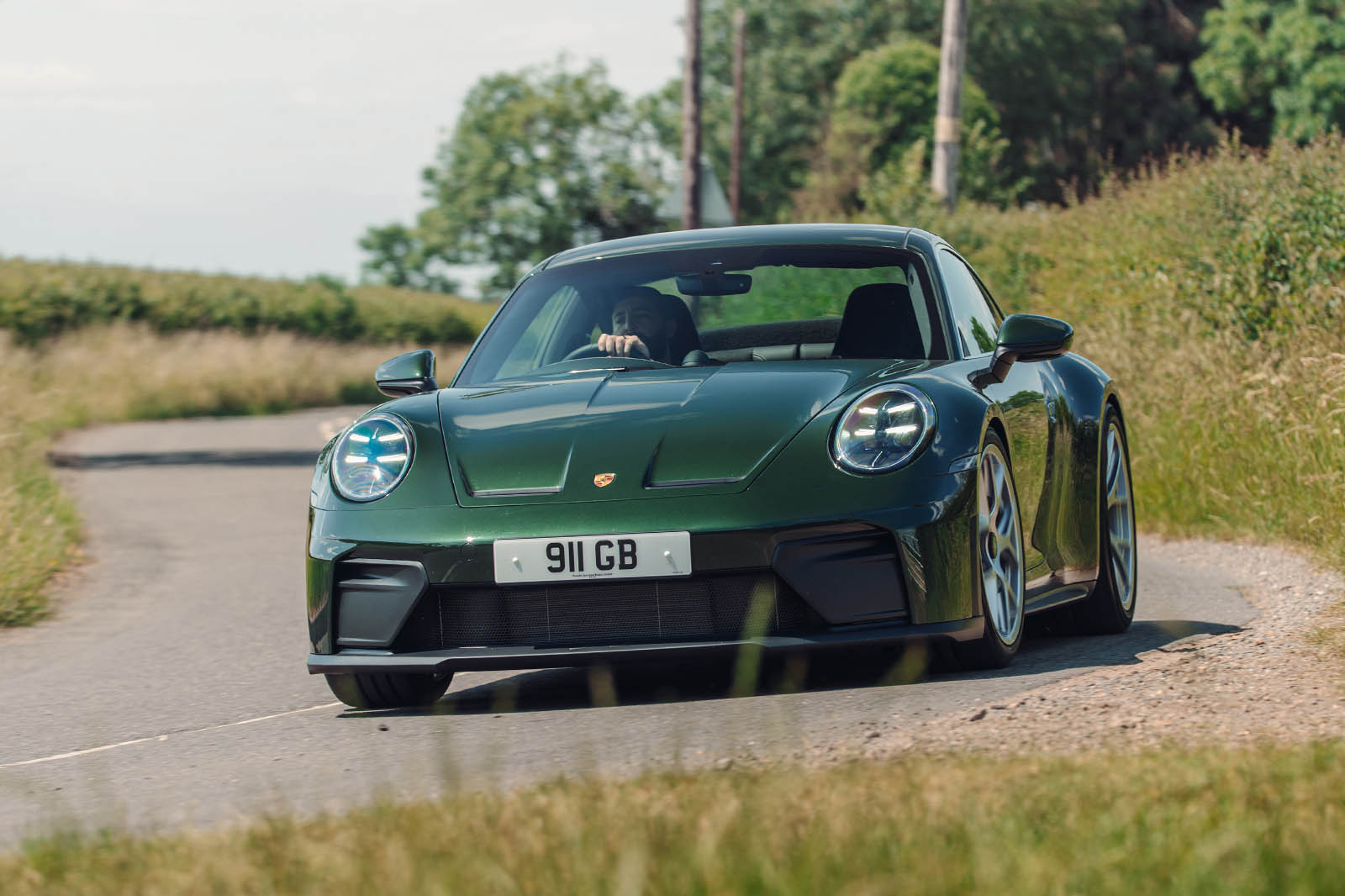 پورشه 911 جی تی 3 تورینگ در یک جاده کوهستانی