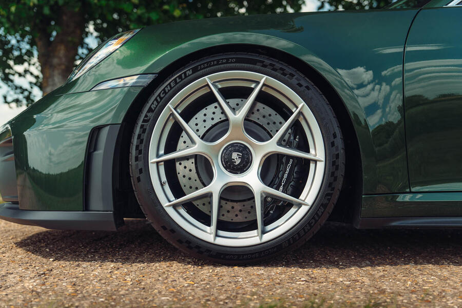 پورشه 911 جی تی 3 تورینگ در یک جاده بریتانیایی