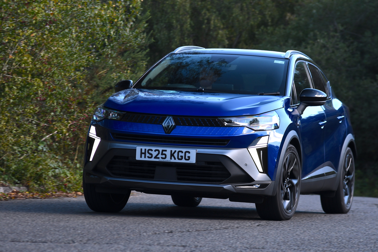 رنو کپچر در جاده پیچ دار