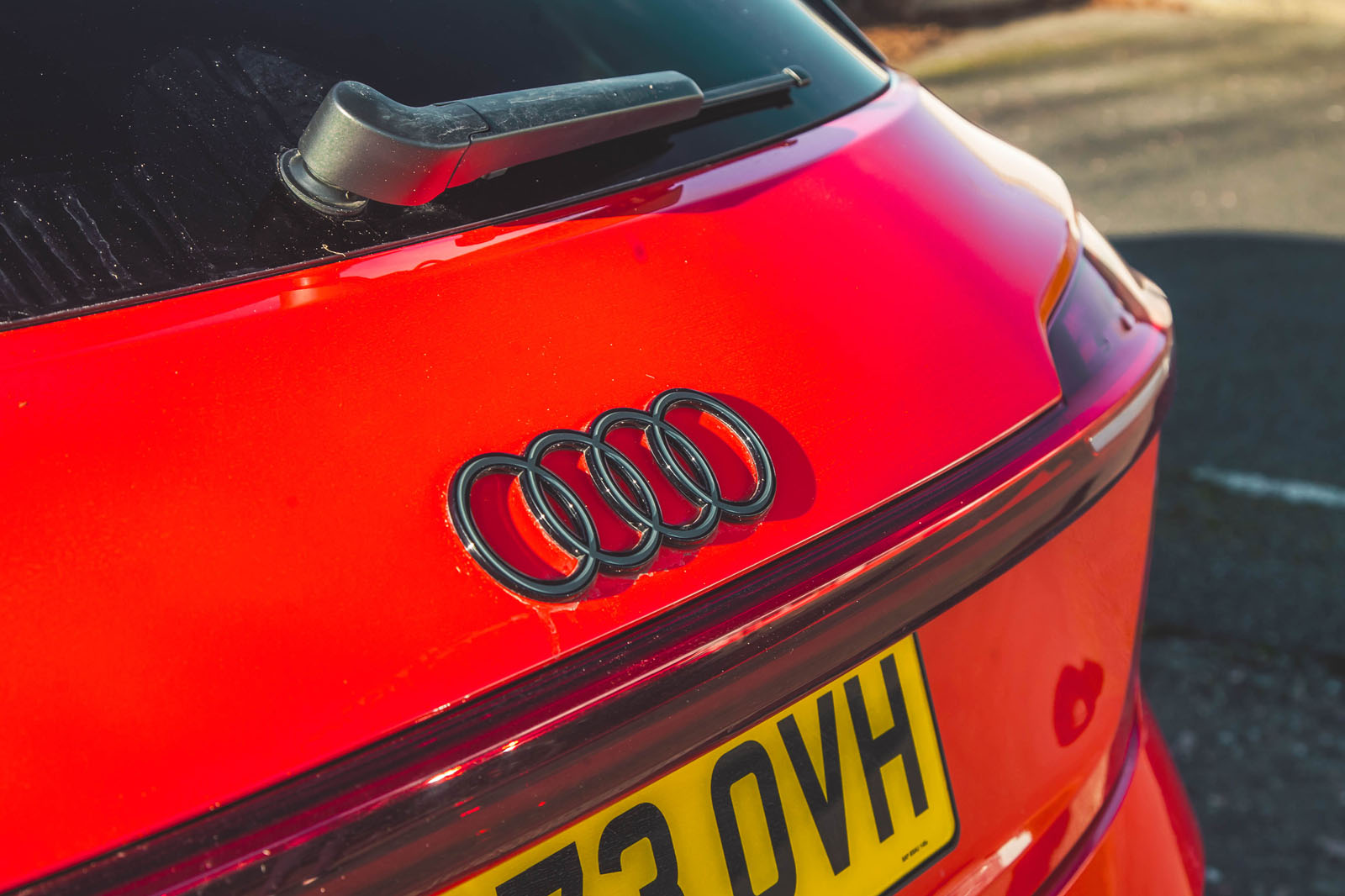 نشان SQ8 e-tron روی بدنه خودرو