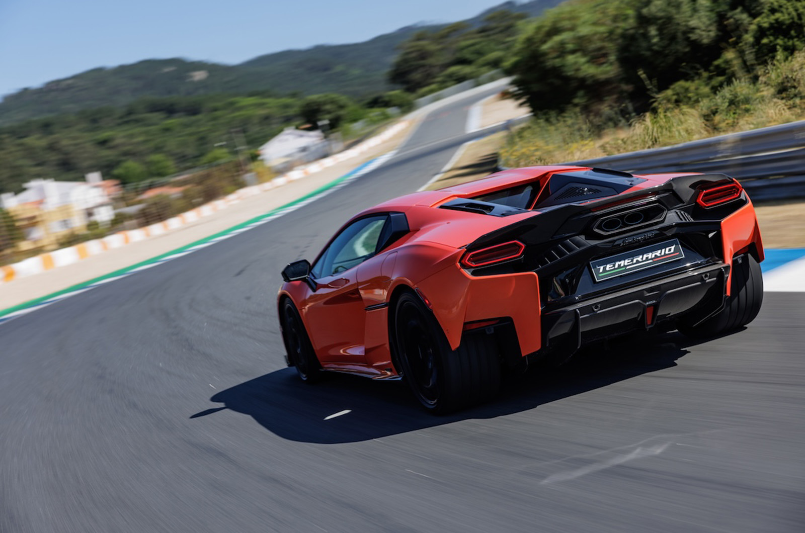 لامبورگینی تمرارایو در مسیر از نمای عقب