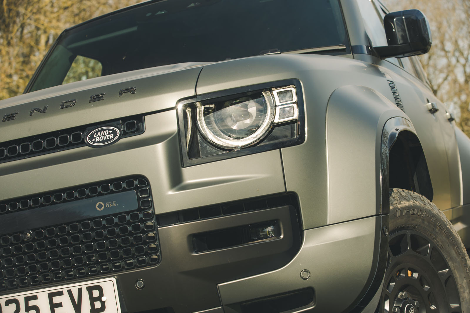 نمای جلو و چراغ‌های لندرور دیفندر اکتا 2025