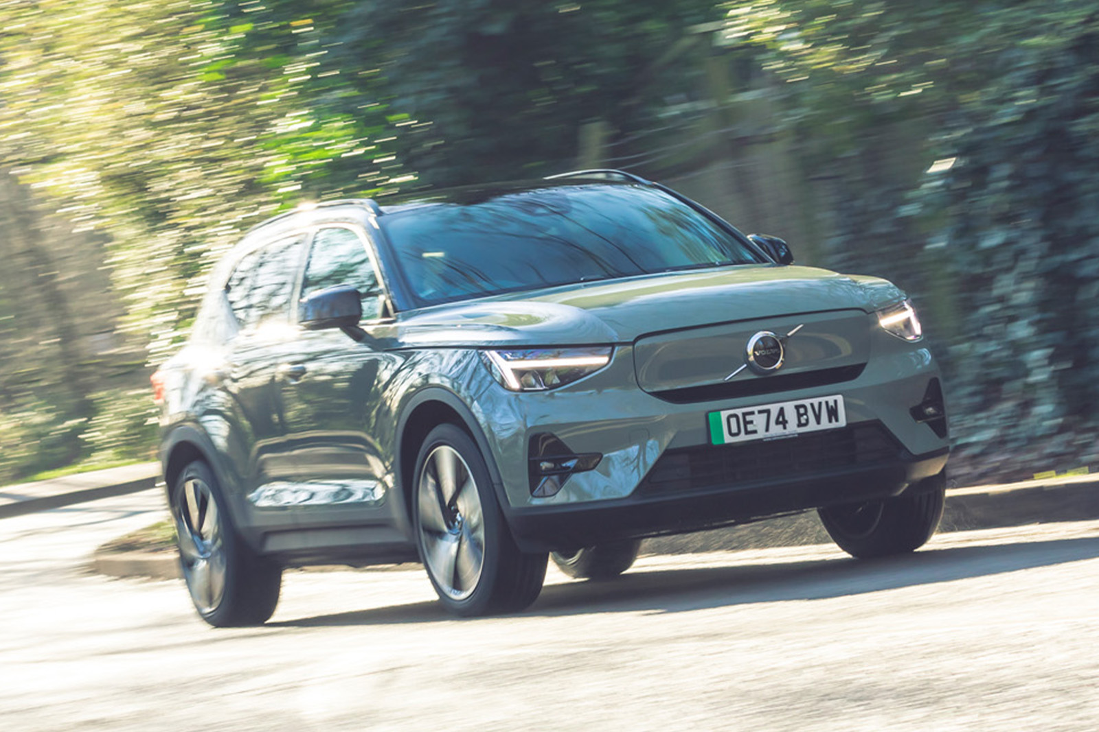 نمای جلو در حال رانندگی Volvo EX40 2025