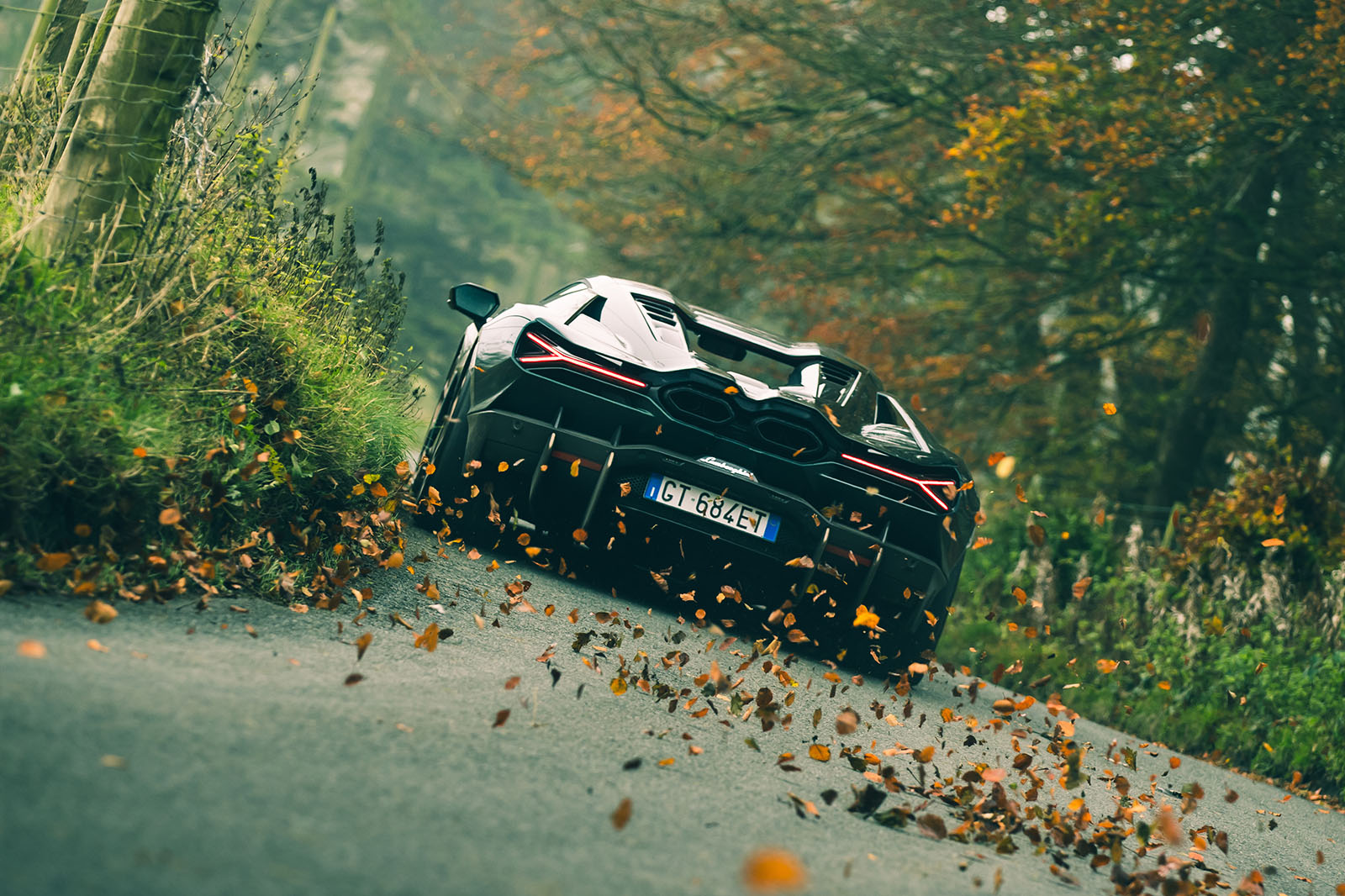 نمای جلو و چراغ‌های لامبورگینی روولوئتو