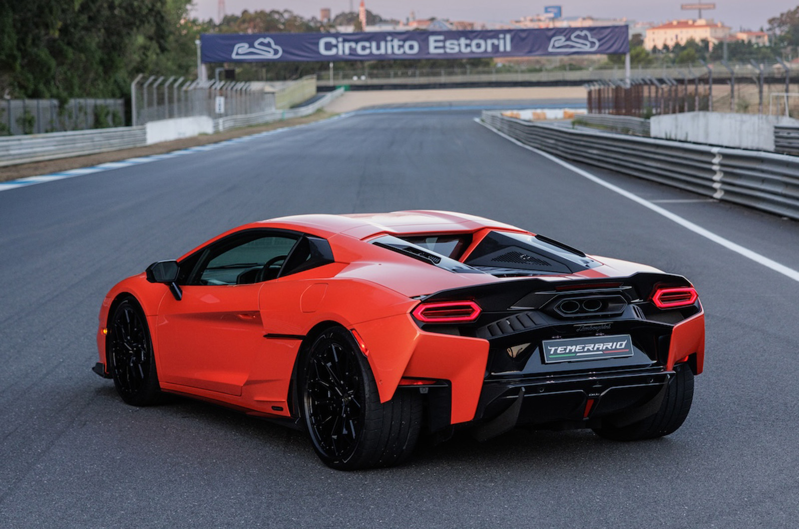 نمای عقب لامبورگینی تمرارایو در حالت ایستاده