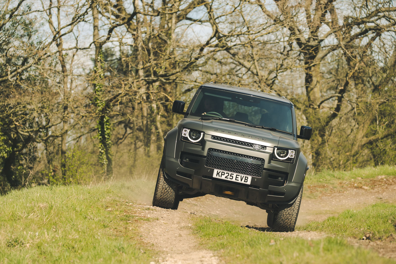 دیفندر اکتا در حال حرکت در شن