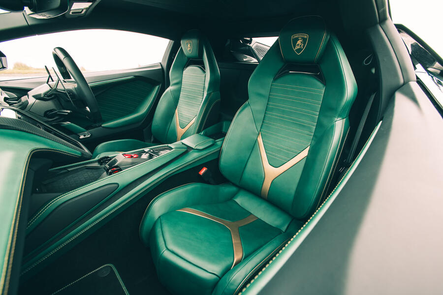 فضای داخلی و نمایشگرهای لمسی