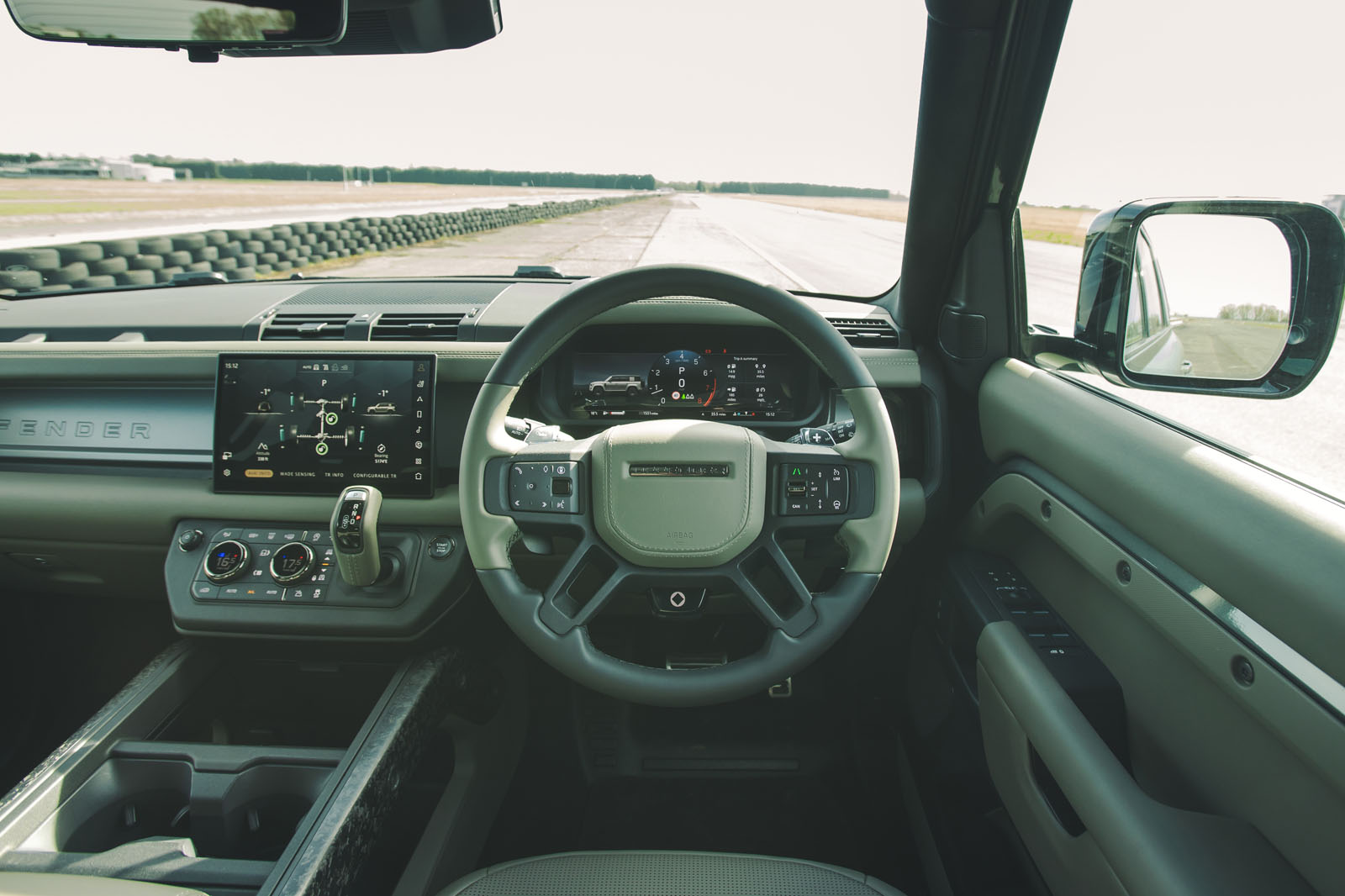 نمای داشبورد و کابین دیفندر اکتا