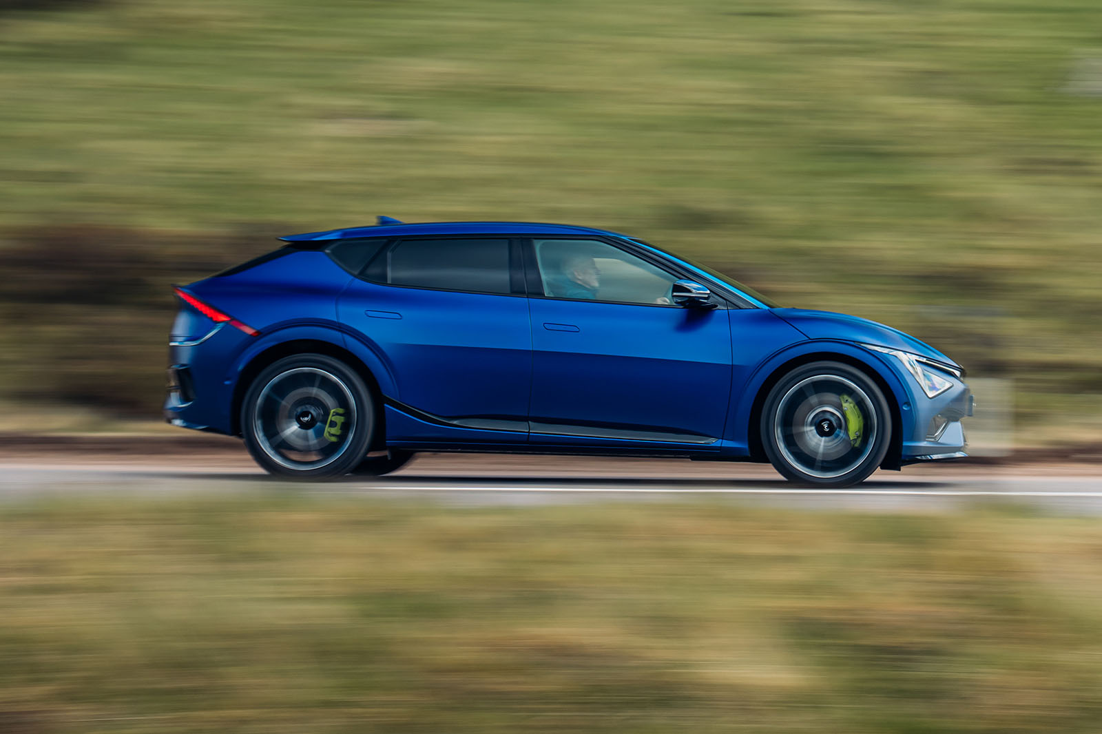 نمای جانبی Kia EV6 GT 2025 در حال حرکت