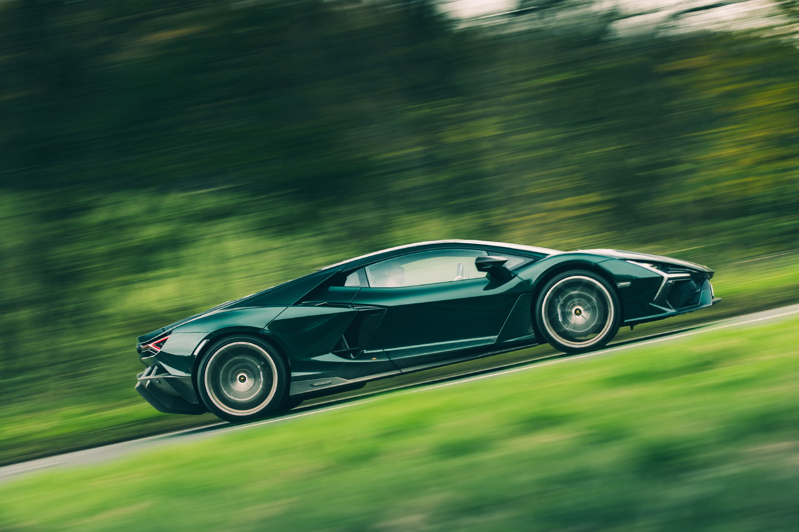 نمای جانبی لامبورگینی روولوئتو در حرکت