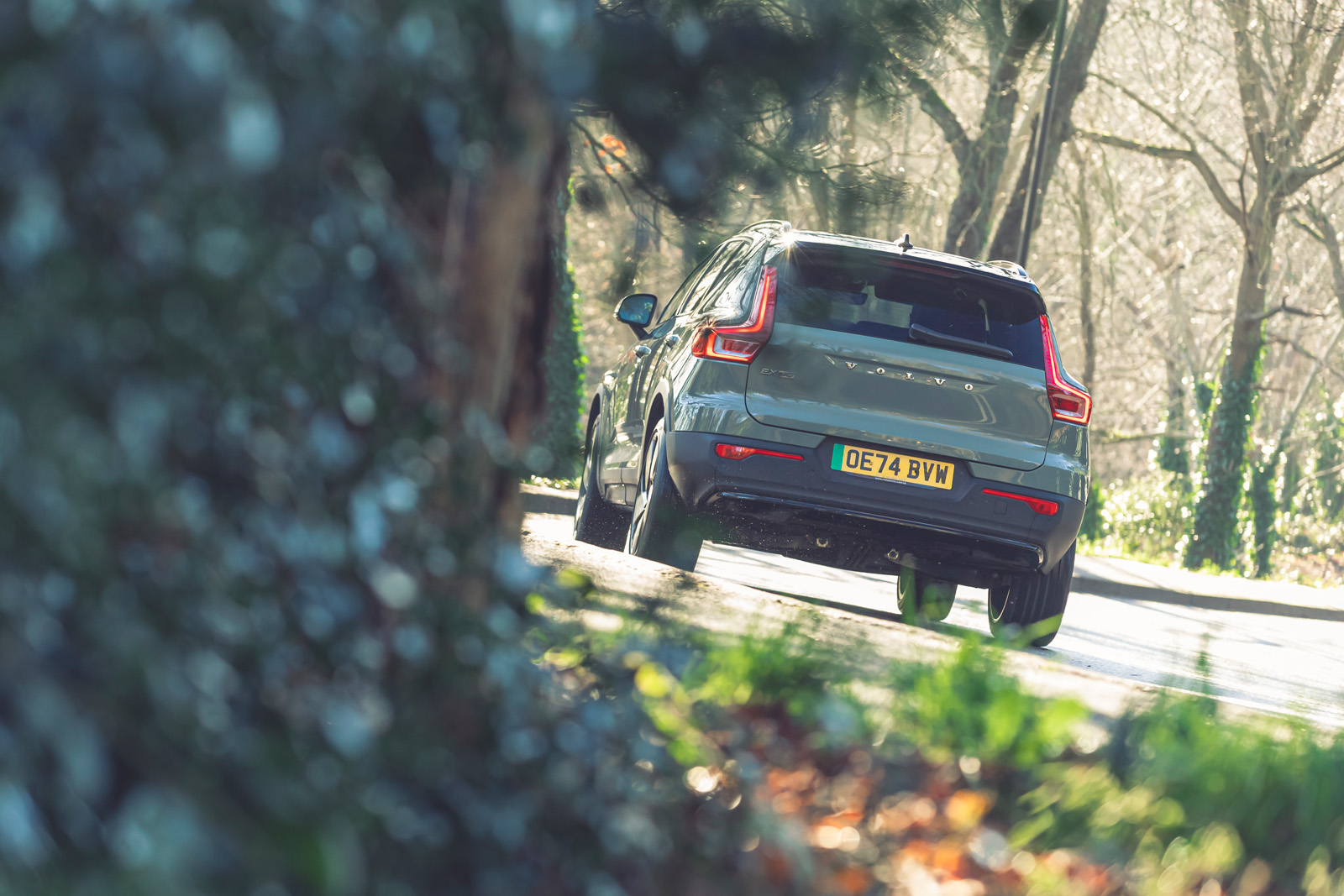 نمای عقب Volvo EX40 2025 در حال پیچیدن سخت