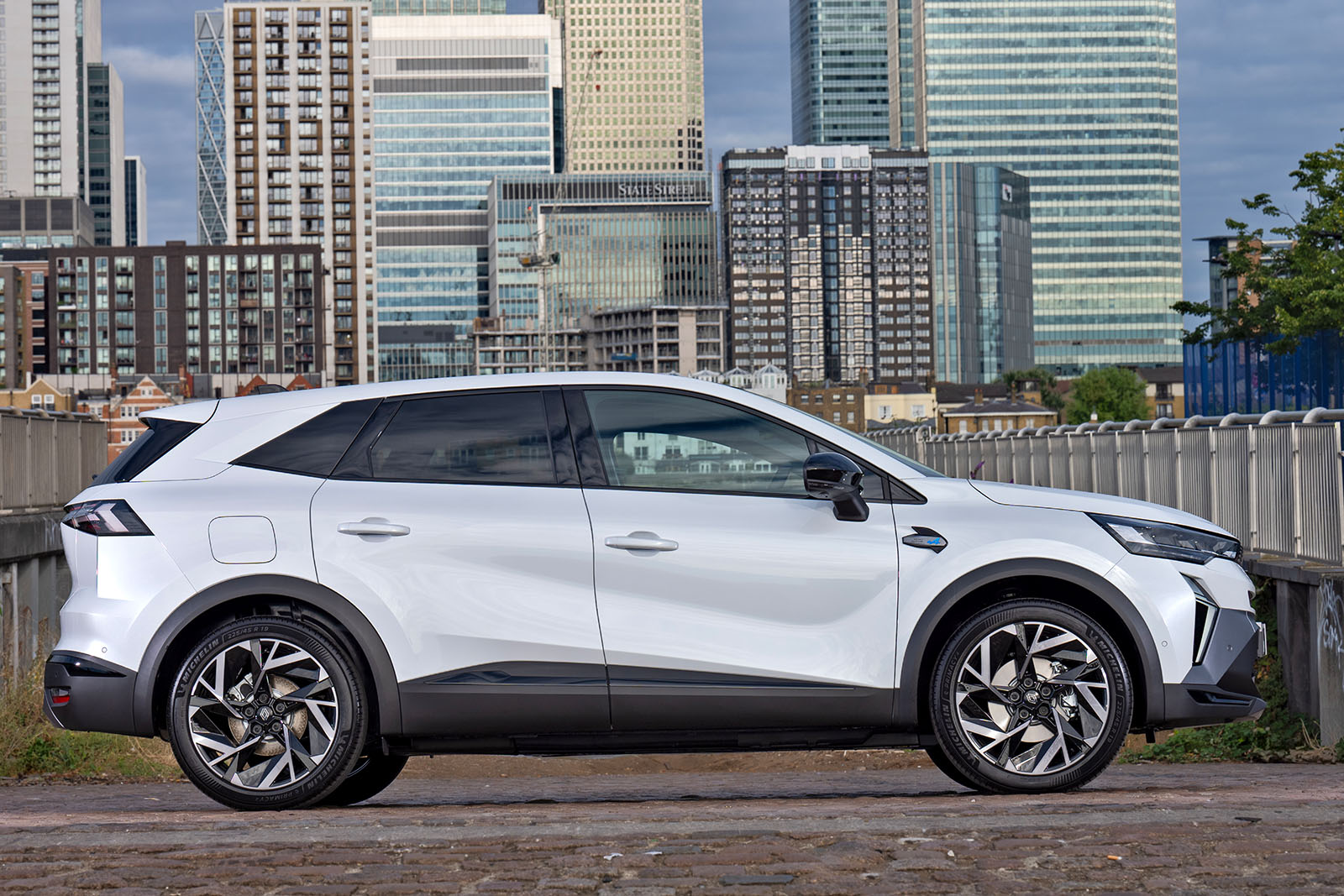 نمای جانبی ثابت رنو سیمبیوز