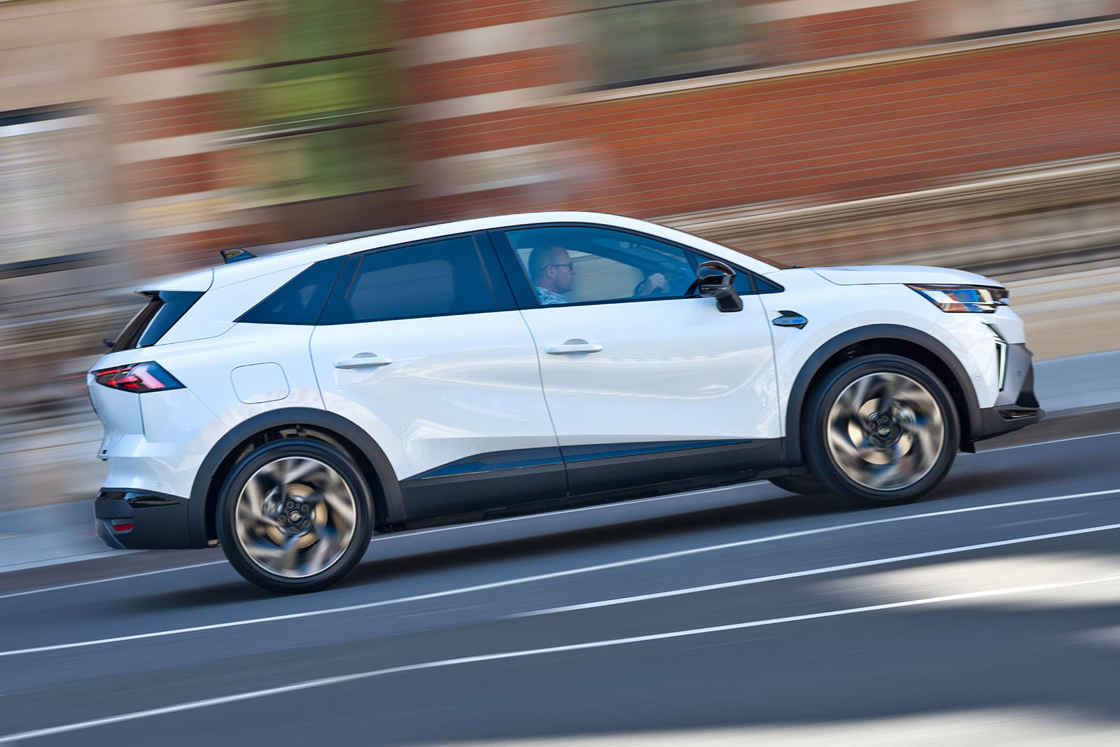 نمای جانبی رنو سیمبیوز در حال حرکت