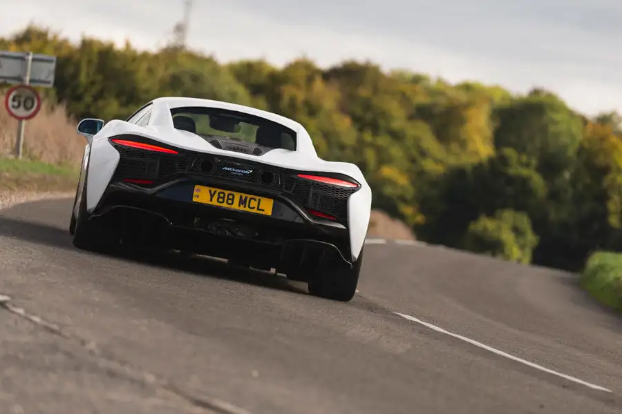 مک لارن آرتورا 2022 نمای عقب گوشه