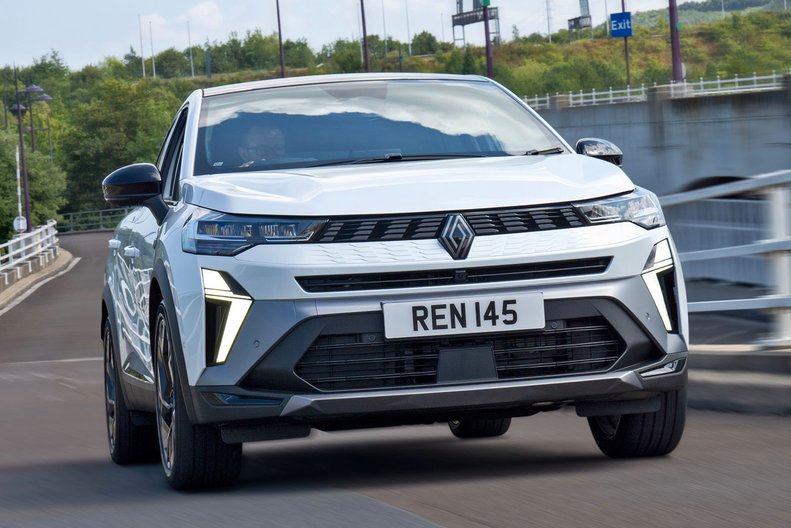 نمای جلو در حال حرکت رنو سیمبیوز