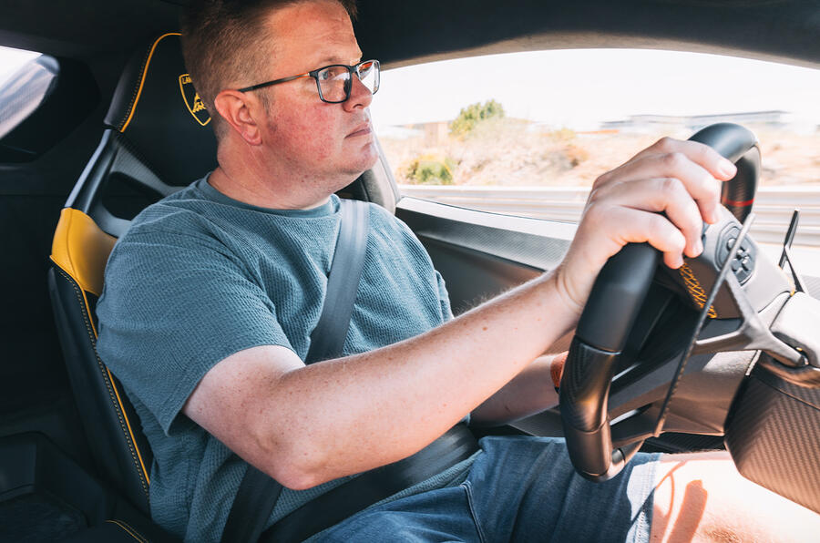 لامبورگینی تمرارایو در حال رانندگی