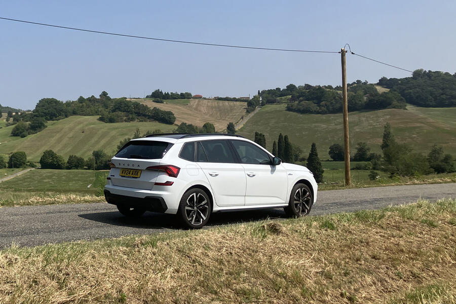 اشکودا کامیک پارک شده در کنار جاده